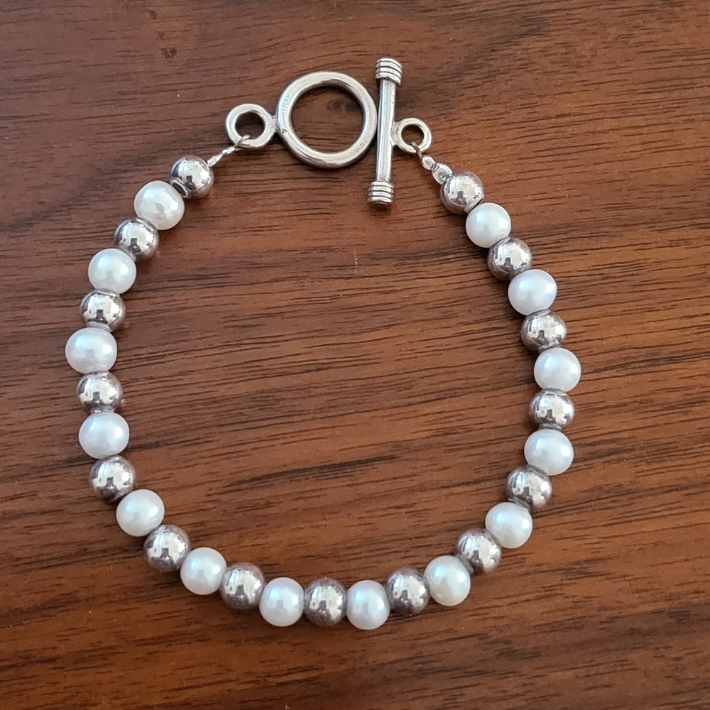Elegant Silver and White Pearl Bracelet